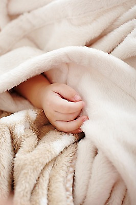 포토 JPG 스튜디오촬영 손 남자 신체 실내 한명 사람 신체부위 이불 아기 담요 아기만 국내포토 1 침구 내부 파일형식