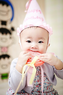 포토 JPG 스튜디오촬영 모자 잡화 여자 기념일 어린이라이프 실내 막대사탕 사탕 한명 들기 사람 동양인 이벤트 상반신 앞모습 아웃포커스 파티 귀여움 고깔모자 한국인 축하 아기 생일 먹기 즐거움 이벤트용품 생일축하 여자만 여자한명만 아기만 여자아기만 여자아기한명만 국내포토 모자_잡화 1 라이프스타일 감정 어린이 뷰포인트 컨셉 모션 디저트 촬영기법 인종 내부 오브젝트 파일형식