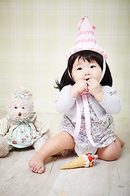 포토 JPG 스튜디오촬영 전신 모자 잡화 여자 기념일 어린이라이프 인형 아이스크림 실내 한명 사람 앉기 동양인 이벤트 앞모습 장난감 파티 귀여움 고깔모자 한국인 축하 아기 생일 즐거움 이벤트용품 생일축하 여자만 여자한명만 아기만 여자아기만 여자아기한명만 국내포토 모자_잡화 1 라이프스타일 감정 어린이 뷰포인트 컨셉 모션 디저트 인종 내부 오브젝트 파일형식