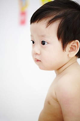 포토 JPG 스튜디오촬영 응시 남자 어린이라이프 실내 한명 사람 동양인 근접촬영 상반신 옆모습 아웃포커스 귀여움 한국인 아기 즐거움 남자만 남자한명만 아기만 남자아기만 남자아기한명만 국내포토 1 라이프스타일 시선 감정 어린이 뷰포인트 컨셉 촬영기법 인종 내부 파일형식