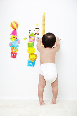 포토 JPG 스튜디오촬영 여자 어린이라이프 스티커 열쇠 실내 한명 서기 사람 동양인 뒷모습 귀여움 카펫 한국인 육아 성장 아기 즐거움 키_신체 기저귀 키재기 여자만 여자한명만 아기만 여자아기만 여자아기한명만 국내포토 1 라이프스타일 감정 어린이 뷰포인트 컨셉 신체 모션 인종 내부 아기용품 측정 파일형식