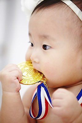 포토 JPG 스튜디오촬영 응시 여자 어린이교육 교육 어린이라이프 실내 한명 들기 사람 동양인 근접촬영 상반신 옆모습 아웃포커스 귀여움 한국인 아기 머리띠 물기 메달 즐거움 유아교육 조기교육 금메달 여자만 여자한명만 아기만 여자아기만 여자아기한명만 국내포토 1 라이프스타일 시선 감정 어린이 뷰포인트 컨셉 장신구 모션 촬영기법 인종 내부 상_상패 파일형식