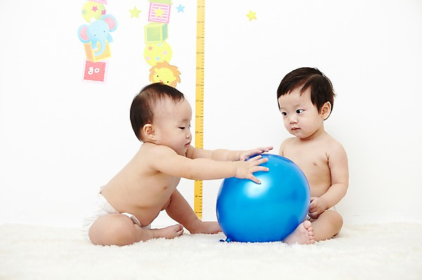 포토 JPG 스튜디오촬영 전신 여자 남자 어린이라이프 스티커 장난 놀이 열쇠 실내 사람 앉기 동양인 두명 귀여움 카펫 한국인 육아 성장 아기 즐거움 키_신체 기저귀 풍선 키재기 아기만 국내포토 라이프스타일 감정 어린이 컨셉 신체 모션 인종 내부 아기용품 측정 파일형식