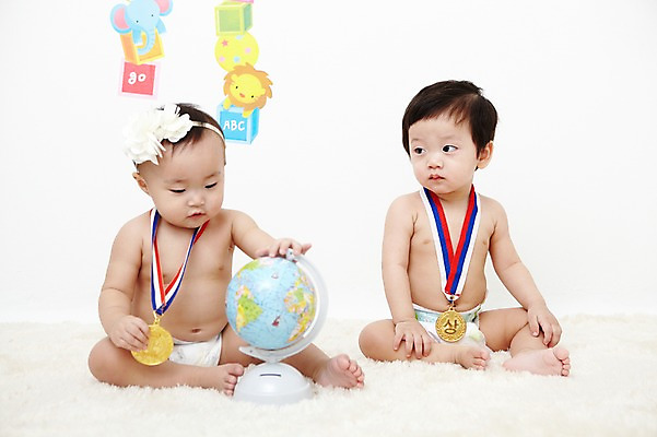 포토 JPG 스튜디오촬영 전신 응시 여자 어린이교육 교육 남자 어린이라이프 스티커 실내 사람 앉기 동양인 두명 앞모습 지구본 귀여움 카펫 한국인 아기 머리띠 메달 즐거움 유아교육 기저귀 조기교육 금메달 아기만 국내포토 라이프스타일 시선 감정 어린이 뷰포인트 컨셉 장신구 모션 인종 내부 아기용품 상_상패 파일형식