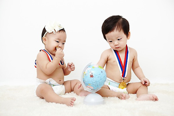 포토 JPG 스튜디오촬영 전신 응시 여자 어린이교육 교육 남자 어린이라이프 실내 사람 앉기 동양인 두명 앞모습 지구본 귀여움 카펫 한국인 아기 머리띠 메달 즐거움 유아교육 기저귀 조기교육 금메달 아기만 국내포토 라이프스타일 시선 감정 어린이 뷰포인트 컨셉 장신구 모션 인종 내부 아기용품 상_상패 파일형식