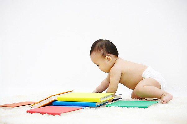 포토 JPG 스튜디오촬영 전신 응시 여자 어린이교육 교육 어린이라이프 실내 한명 사람 앉기 동양인 옆모습 책 독서 귀여움 카펫 한국인 아기 읽기 즐거움 유아교육 기저귀 조기교육 여자만 여자한명만 아기만 여자아기만 여자아기한명만 국내포토 1 라이프스타일 시선 감정 어린이 뷰포인트 컨셉 모션 인종 내부 아기용품 파일형식