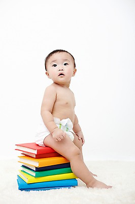 포토 JPG 스튜디오촬영 전신 응시 여자 어린이교육 교육 어린이라이프 실내 한명 서기 사람 동양인 옆모습 책 독서 쌓기 귀여움 카펫 한국인 아기 읽기 즐거움 유아교육 기저귀 조기교육 여자만 여자한명만 아기만 여자아기만 여자아기한명만 국내포토 1 라이프스타일 시선 감정 어린이 뷰포인트 컨셉 모션 인종 내부 아기용품 파일형식