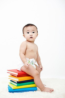 포토 JPG 스튜디오촬영 전신 응시 여자 어린이교육 교육 어린이라이프 실내 한명 서기 사람 동양인 옆모습 책 독서 쌓기 귀여움 카펫 한국인 아기 읽기 즐거움 유아교육 기저귀 조기교육 여자만 여자한명만 아기만 여자아기만 여자아기한명만 국내포토 1 라이프스타일 시선 감정 어린이 뷰포인트 컨셉 모션 인종 내부 아기용품 파일형식