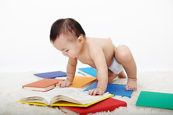 포토 JPG 스튜디오촬영 전신 응시 여자 어린이교육 교육 어린이라이프 실내 한명 사람 앉기 동양인 옆모습 책 독서 귀여움 카펫 한국인 아기 읽기 즐거움 유아교육 기저귀 조기교육 여자만 여자한명만 아기만 여자아기만 여자아기한명만 국내포토 1 라이프스타일 시선 감정 어린이 뷰포인트 컨셉 모션 인종 내부 아기용품 파일형식