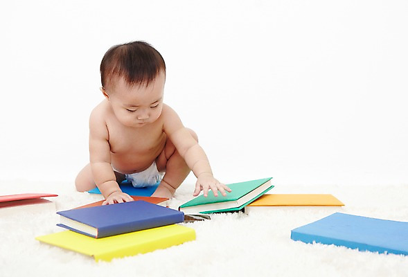 포토 JPG 스튜디오촬영 전신 응시 여자 어린이교육 교육 어린이라이프 실내 한명 사람 앉기 동양인 앞모습 책 독서 귀여움 카펫 한국인 아기 읽기 즐거움 유아교육 기저귀 조기교육 여자만 여자한명만 아기만 여자아기만 여자아기한명만 국내포토 1 라이프스타일 시선 감정 어린이 뷰포인트 컨셉 모션 인종 내부 아기용품 파일형식