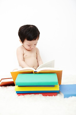 포토 JPG 스튜디오촬영 응시 어린이교육 교육 남자 어린이라이프 실내 한명 사람 동양인 상반신 앞모습 책 독서 귀여움 카펫 한국인 아기 읽기 즐거움 유아교육 조기교육 남자만 남자한명만 아기만 남자아기만 남자아기한명만 국내포토 1 라이프스타일 시선 감정 어린이 뷰포인트 컨셉 모션 인종 내부 파일형식