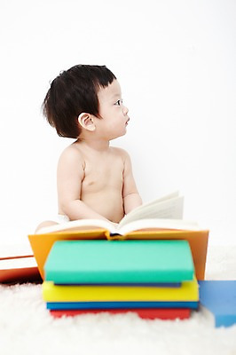 포토 JPG 스튜디오촬영 응시 어린이교육 교육 남자 어린이라이프 실내 한명 사람 동양인 상반신 앞모습 책 독서 귀여움 카펫 한국인 아기 읽기 즐거움 유아교육 조기교육 남자만 남자한명만 아기만 남자아기만 남자아기한명만 국내포토 1 라이프스타일 시선 감정 어린이 뷰포인트 컨셉 모션 인종 내부 파일형식