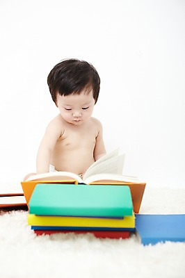 포토 JPG 스튜디오촬영 응시 어린이교육 교육 남자 어린이라이프 실내 한명 사람 동양인 상반신 앞모습 책 독서 귀여움 카펫 한국인 아기 읽기 즐거움 유아교육 조기교육 남자만 남자한명만 아기만 남자아기만 남자아기한명만 국내포토 1 라이프스타일 시선 감정 어린이 뷰포인트 컨셉 모션 인종 내부 파일형식