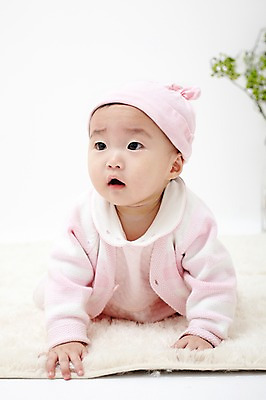 포토 JPG 스튜디오촬영 전신 모자 응시 잡화 여자 어린이라이프 엎드리기 실내 한명 사람 동양인 앞모습 귀여움 카펫 한국인 아기 즐거움 여자만 여자한명만 아기만 여자아기만 여자아기한명만 국내포토 1 라이프스타일 시선 감정 어린이 뷰포인트 컨셉 모션 인종 내부 파일형식