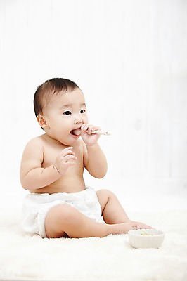 포토 JPG 스튜디오촬영 전신 그릇 여자 어린이라이프 실내 한명 들기 사람 앉기 동양인 숟가락 카펫 한국인 매트 아기 대접 먹기 기저귀 이유식 여자만 여자한명만 아기만 여자아기만 여자아기한명만 국내포토 1 라이프스타일 식기 어린이 음식 모션 수저 인종 내부 아기용품 파일형식