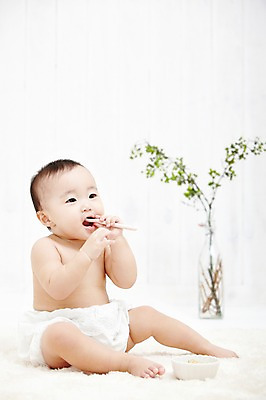 포토 JPG 스튜디오촬영 전신 식물 그릇 여자 어린이라이프 화분 실내 한명 들기 사람 앉기 동양인 숟가락 카펫 한국인 매트 아기 대접 먹기 기저귀 이유식 여자만 여자한명만 아기만 여자아기만 여자아기한명만 국내포토 1 라이프스타일 식기 어린이 음식 모션 수저 인종 내부 아기용품 파일형식