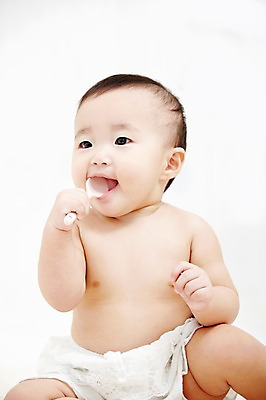 포토 JPG 스튜디오촬영 응시 여자 어린이라이프 실내 한명 들기 사람 앉기 동양인 앞모습 숟가락 카펫 한국인 아기 먹기 기저귀 이유식 여자만 여자한명만 아기만 여자아기만 여자아기한명만 국내포토 1 라이프스타일 시선 어린이 음식 뷰포인트 모션 수저 인종 내부 아기용품 파일형식