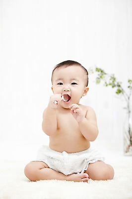 포토 JPG 스튜디오촬영 전신 여자 어린이라이프 실내 한명 들기 사람 앉기 동양인 앞모습 숟가락 카펫 한국인 아기 먹기 기저귀 이유식 여자만 여자한명만 아기만 여자아기만 여자아기한명만 국내포토 1 라이프스타일 어린이 음식 뷰포인트 모션 수저 인종 내부 아기용품 파일형식