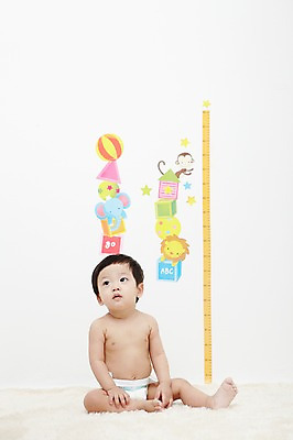 포토 JPG 스튜디오촬영 응시 남자 어린이라이프 스티커 열쇠 실내 한명 사람 앉기 동양인 앞모습 귀여움 카펫 한국인 육아 성장 아기 즐거움 키_신체 기저귀 키재기 남자만 남자한명만 아기만 남자아기만 남자아기한명만 국내포토 1 라이프스타일 시선 감정 어린이 뷰포인트 컨셉 신체 모션 인종 내부 아기용품 측정 파일형식