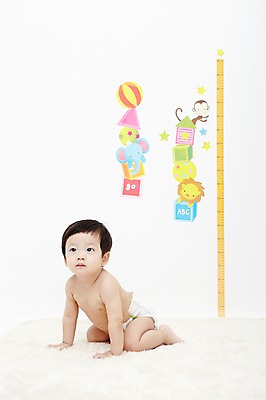 포토 JPG 스튜디오촬영 응시 남자 어린이라이프 스티커 열쇠 실내 한명 사람 앉기 동양인 귀여움 카펫 한국인 육아 성장 아기 즐거움 키_신체 기저귀 키재기 남자만 남자한명만 아기만 남자아기만 남자아기한명만 국내포토 1 라이프스타일 시선 감정 어린이 컨셉 신체 모션 인종 내부 아기용품 측정 파일형식