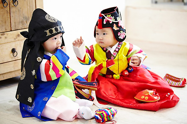 포토 JPG 스튜디오촬영 전신 모자 한국문화 한국전통 전통 잡화 여자 남자 어린이라이프 전통문화 신발 복주머니 전통소품 실내 사람 앉기 동양인 두명 귀여움 한국인 아기 전통의상 한복 서랍장 고무신 색동옷 아기만 국내포토 동양문화 라이프스타일 옷 문화 어린이 가구 컨셉 모션 한국 인종 내부 오브젝트 파일형식