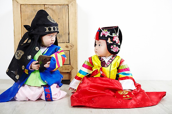 포토 JPG 스튜디오촬영 전신 모자 한국문화 한국전통 전통 잡화 여자 남자 어린이라이프 전통문화 복주머니 전통소품 실내 들기 사람 앉기 동양인 두명 앞모습 스마트폰 마주보기 귀여움 한국인 아기 전통의상 한복 서랍장 색동옷 아기만 국내포토 동양문화 라이프스타일 옷 문화 어린이 뷰포인트 가구 컨셉 모션 한국 인종 내부 핸드폰 스마트기기 오브젝트 파일형식