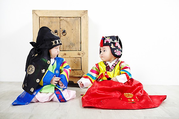 포토 JPG 스튜디오촬영 전신 모자 한국문화 한국전통 전통 잡화 여자 남자 어린이라이프 전통문화 복주머니 전통소품 실내 사람 앉기 동양인 두명 앞모습 마주보기 귀여움 한국인 아기 전통의상 한복 서랍장 색동옷 아기만 국내포토 동양문화 라이프스타일 옷 문화 어린이 뷰포인트 가구 컨셉 모션 한국 인종 내부 오브젝트 파일형식