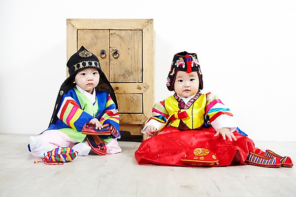 포토 JPG 스튜디오촬영 전신 모자 한국문화 한국전통 전통 잡화 여자 남자 어린이라이프 전통문화 신발 복주머니 전통소품 실내 사람 앉기 동양인 두명 앞모습 귀여움 한국인 아기 전통의상 한복 서랍장 고무신 색동옷 아기만 국내포토 동양문화 라이프스타일 옷 문화 어린이 뷰포인트 가구 컨셉 모션 한국 인종 내부 오브젝트 파일형식