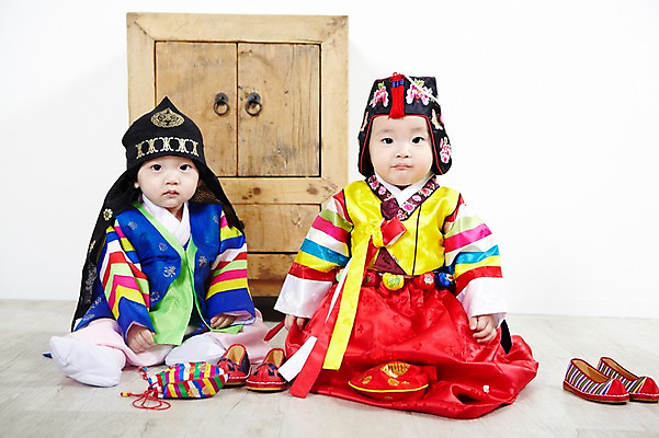 포토 JPG 스튜디오촬영 전신 모자 한국문화 한국전통 전통 잡화 여자 남자 어린이라이프 전통문화 신발 복주머니 전통소품 실내 사람 앉기 동양인 두명 앞모습 귀여움 한국인 아기 전통의상 한복 서랍장 고무신 색동옷 아기만 국내포토 동양문화 라이프스타일 옷 문화 어린이 뷰포인트 가구 컨셉 모션 한국 인종 내부 오브젝트 파일형식