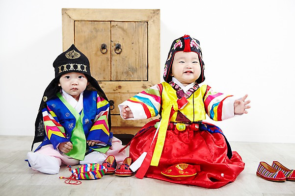 포토 JPG 스튜디오촬영 전신 모자 한국문화 한국전통 전통 잡화 여자 남자 어린이라이프 전통문화 신발 복주머니 전통소품 실내 미소 웃음 사람 앉기 동양인 두명 앞모습 귀여움 한국인 아기 전통의상 한복 서랍장 고무신 색동옷 아기만 국내포토 동양문화 라이프스타일 옷 문화 어린이 뷰포인트 가구 컨셉 모션 한국 표정 인종 내부 오브젝트 파일형식