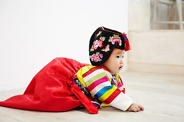 포토 JPG 스튜디오촬영 전신 모자 한국문화 한국전통 전통 잡화 여자 어린이라이프 전통문화 엎드리기 전통소품 실내 한명 사람 동양인 옆모습 귀여움 한국인 아기 전통의상 한복 색동옷 여자만 여자한명만 아기만 여자아기만 여자아기한명만 국내포토 1 동양문화 라이프스타일 옷 문화 어린이 뷰포인트 컨셉 모션 한국 인종 내부 오브젝트 파일형식