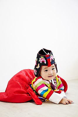 포토 JPG 스튜디오촬영 전신 모자 한국문화 한국전통 전통 잡화 여자 어린이라이프 전통문화 엎드리기 전통소품 실내 한명 사람 동양인 앞모습 귀여움 한국인 아기 전통의상 한복 색동옷 여자만 여자한명만 아기만 여자아기만 여자아기한명만 국내포토 1 동양문화 라이프스타일 옷 문화 어린이 뷰포인트 컨셉 모션 한국 인종 내부 오브젝트 파일형식