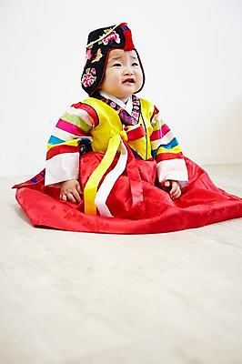 포토 JPG 스튜디오촬영 전신 모자 한국문화 한국전통 전통 응시 잡화 여자 어린이라이프 전통문화 전통소품 실내 한명 사람 앉기 동양인 앞모습 귀여움 한국인 아기 전통의상 한복 색동옷 여자만 여자한명만 아기만 여자아기만 여자아기한명만 국내포토 1 동양문화 라이프스타일 시선 옷 문화 어린이 뷰포인트 컨셉 모션 한국 인종 내부 오브젝트 파일형식