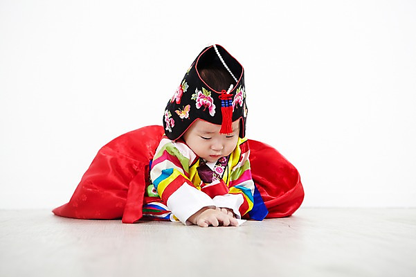 포토 JPG 스튜디오촬영 전신 모자 한국문화 한국전통 전통 잡화 여자 어린이라이프 전통문화 엎드리기 전통소품 실내 한명 사람 동양인 앞모습 귀여움 한국인 아기 전통의상 한복 색동옷 여자만 여자한명만 아기만 여자아기만 여자아기한명만 국내포토 1 동양문화 라이프스타일 옷 문화 어린이 뷰포인트 컨셉 모션 한국 인종 내부 오브젝트 파일형식