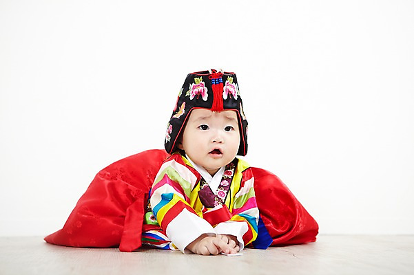 포토 JPG 스튜디오촬영 전신 모자 한국문화 한국전통 전통 잡화 여자 어린이라이프 전통문화 엎드리기 전통소품 실내 한명 사람 동양인 앞모습 귀여움 한국인 아기 전통의상 한복 색동옷 여자만 여자한명만 아기만 여자아기만 여자아기한명만 국내포토 1 동양문화 라이프스타일 옷 문화 어린이 뷰포인트 컨셉 모션 한국 인종 내부 오브젝트 파일형식