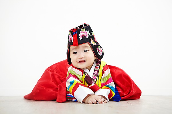 포토 JPG 스튜디오촬영 전신 모자 한국문화 한국전통 전통 잡화 여자 어린이라이프 전통문화 엎드리기 전통소품 실내 한명 미소 웃음 사람 동양인 앞모습 귀여움 한국인 아기 전통의상 한복 색동옷 여자만 여자한명만 아기만 여자아기만 여자아기한명만 국내포토 1 동양문화 라이프스타일 옷 문화 어린이 뷰포인트 컨셉 모션 한국 표정 인종 내부 오브젝트 파일형식