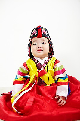 포토 JPG 스튜디오촬영 전신 모자 한국문화 한국전통 전통 잡화 여자 어린이라이프 전통문화 전통소품 실내 한명 미소 웃음 사람 앉기 동양인 앞모습 귀여움 한국인 아기 전통의상 한복 색동옷 여자만 여자한명만 아기만 여자아기만 여자아기한명만 국내포토 1 동양문화 라이프스타일 옷 문화 어린이 뷰포인트 컨셉 모션 한국 표정 인종 내부 오브젝트 파일형식