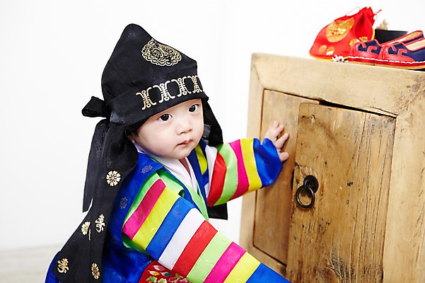 포토 JPG 스튜디오촬영 모자 한국문화 한국전통 전통 잡화 남자 어린이라이프 전통문화 신발 복주머니 전통소품 실내 한명 사람 동양인 상반신 옆모습 귀여움 한국인 아기 전통의상 한복 서랍장 고무신 색동옷 남자만 남자한명만 아기만 남자아기만 남자아기한명만 국내포토 1 동양문화 라이프스타일 옷 문화 어린이 뷰포인트 가구 컨셉 한국 인종 내부 오브젝트 파일형식