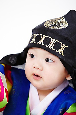 포토 JPG 스튜디오촬영 모자 한국문화 한국전통 전통 잡화 남자 어린이라이프 전통문화 전통소품 실내 한명 사람 동양인 상반신 앞모습 귀여움 한국인 아기 전통의상 한복 색동옷 남자만 남자한명만 아기만 남자아기만 남자아기한명만 국내포토 1 동양문화 라이프스타일 옷 문화 어린이 뷰포인트 컨셉 한국 인종 내부 오브젝트 파일형식