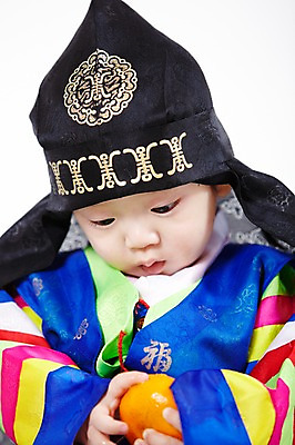 포토 JPG 스튜디오촬영 모자 한국문화 한국전통 전통 잡화 남자 어린이라이프 전통문화 과일 귤 전통소품 실내 한명 들기 사람 동양인 상반신 앞모습 귀여움 한국인 아기 전통의상 한복 색동옷 남자만 남자한명만 아기만 남자아기만 남자아기한명만 국내포토 1 동양문화 라이프스타일 옷 문화 어린이 뷰포인트 컨셉 모션 한국 인종 내부 오브젝트 파일형식