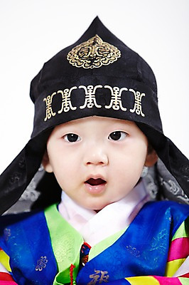 포토 JPG 스튜디오촬영 모자 한국문화 한국전통 전통 잡화 남자 어린이라이프 전통문화 전통소품 실내 한명 사람 동양인 상반신 앞모습 귀여움 한국인 아기 전통의상 한복 색동옷 남자만 남자한명만 아기만 남자아기만 남자아기한명만 국내포토 1 동양문화 라이프스타일 옷 문화 어린이 뷰포인트 컨셉 한국 인종 내부 오브젝트 파일형식