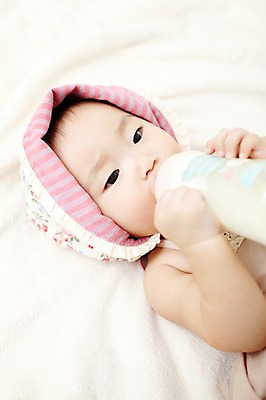 포토 JPG 스튜디오촬영 모자 잡화 여자 어린이라이프 실내 한명 들기 사람 동양인 상반신 하이앵글 눕기 한국인 육아 우유 아기 젖병 담요 먹기 이유식 분유 여자만 여자한명만 아기만 여자아기만 여자아기한명만 국내포토 1 라이프스타일 어린이 음식 뷰포인트 모션 유제품 인종 내부 아기용품 파일형식