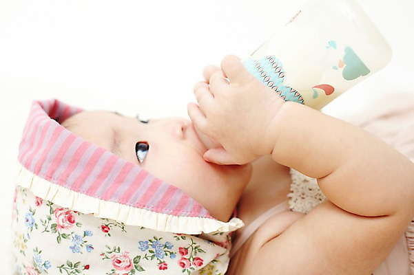 포토 JPG 스튜디오촬영 모자 잡화 여자 어린이라이프 실내 한명 들기 사람 동양인 상반신 옆모습 눕기 한국인 육아 우유 아기 젖병 먹기 이유식 분유 여자만 여자한명만 아기만 여자아기만 여자아기한명만 국내포토 1 라이프스타일 어린이 음식 뷰포인트 모션 유제품 인종 내부 아기용품 파일형식