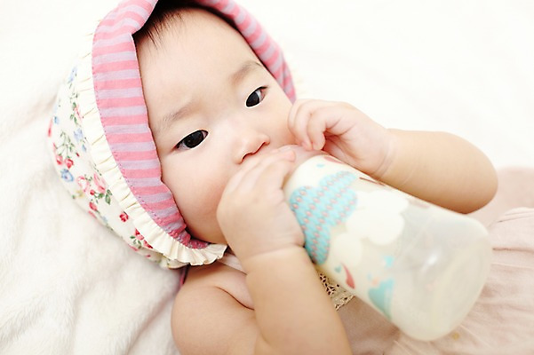 포토 JPG 스튜디오촬영 모자 잡화 여자 어린이라이프 실내 한명 들기 사람 동양인 상반신 하이앵글 눕기 한국인 육아 우유 아기 젖병 담요 먹기 이유식 분유 여자만 여자한명만 아기만 여자아기만 여자아기한명만 국내포토 1 라이프스타일 어린이 음식 뷰포인트 모션 유제품 인종 내부 아기용품 파일형식