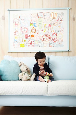 포토 JPG 스튜디오촬영 전신 남자 어린이라이프 인형 액자 쿠션 의자 실내 한명 들기 사람 앉기 동양인 앞모습 소파 장난감 귀여움 한국인 아기 즐거움 남자만 남자한명만 아기만 남자아기만 남자아기한명만 국내포토 1 라이프스타일 감정 어린이 뷰포인트 가구 컨셉 모션 인종 내부 파일형식