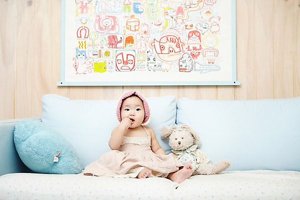 포토 JPG 스튜디오촬영 전신 모자 잡화 여자 어린이라이프 인형 액자 쿠션 의자 실내 한명 사람 앉기 동양인 앞모습 소파 장난감 귀여움 한국인 아기 즐거움 여자만 여자한명만 아기만 여자아기만 여자아기한명만 국내포토 1 라이프스타일 감정 어린이 뷰포인트 가구 컨셉 모션 인종 내부 파일형식