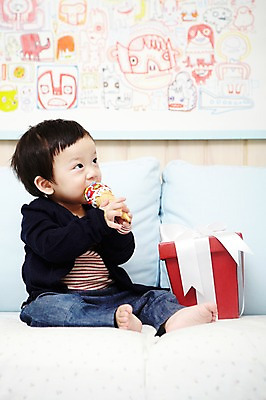 포토 JPG 스튜디오촬영 전신 응시 남자 어린이라이프 액자 쿠션 의자 실내 선물 한명 들기 사람 앉기 동양인 앞모습 선물상자 소파 장난감 귀여움 한국인 아기 즐거움 남자만 남자한명만 아기만 남자아기만 남자아기한명만 국내포토 1 라이프스타일 시선 감정 어린이 뷰포인트 가구 컨셉 모션 인종 내부 상자 파일형식