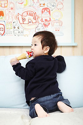 포토 JPG 스튜디오촬영 전신 남자 어린이라이프 액자 쿠션 의자 실내 한명 들기 사람 동양인 뒷모습 소파 장난감 귀여움 한국인 아기 뒤돌아보기 즐거움 남자만 남자한명만 아기만 남자아기만 남자아기한명만 국내포토 1 라이프스타일 감정 어린이 뷰포인트 가구 컨셉 모션 인종 내부 파일형식