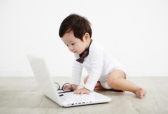 포토 JPG 스튜디오촬영 전신 응시 남자 어린이라이프 안경 장난 놀이 나비넥타이 실내 한명 사람 앉기 동양인 옆모습 노트북 컴퓨터 귀여움 한국인 아기 즐거움 호기심 남자만 남자한명만 아기만 남자아기만 남자아기한명만 국내포토 1 라이프스타일 시선 잡화 감정 어린이 뷰포인트 컨셉 모션 넥타이 인종 내부 전자제품 파일형식