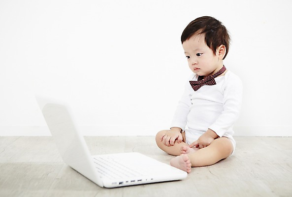 포토 JPG 스튜디오촬영 전신 응시 남자 어린이라이프 장난 놀이 나비넥타이 실내 한명 사람 앉기 동양인 노트북 컴퓨터 귀여움 한국인 아기 즐거움 호기심 남자만 남자한명만 아기만 남자아기만 남자아기한명만 국내포토 1 라이프스타일 시선 감정 어린이 컨셉 모션 넥타이 인종 내부 전자제품 파일형식